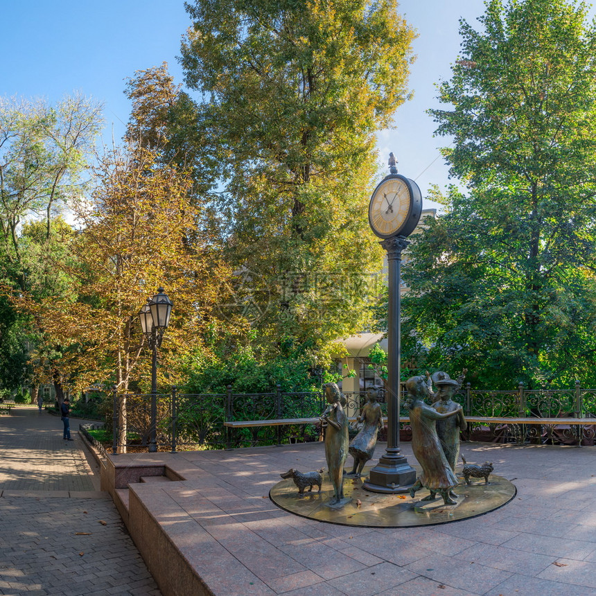 正方形ODESSAUKRAINE092518乌克兰敖德萨市花园全景阳光明媚的夏季清晨奥德萨市花园全景天空历史图片