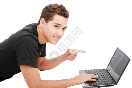 在家工作乐趣年轻学生躺在地上看着他的笔记本电脑孤立在白色上种人图片