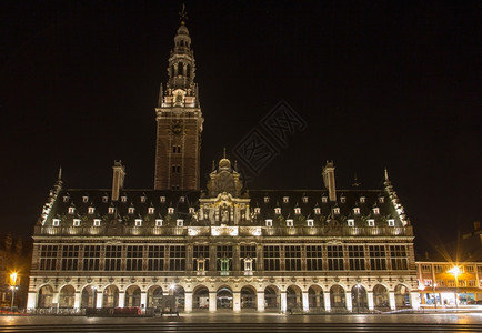 镇比利时卢文Ladeuze广场大学图书馆晚上比利时卢文世界纪念碑图片