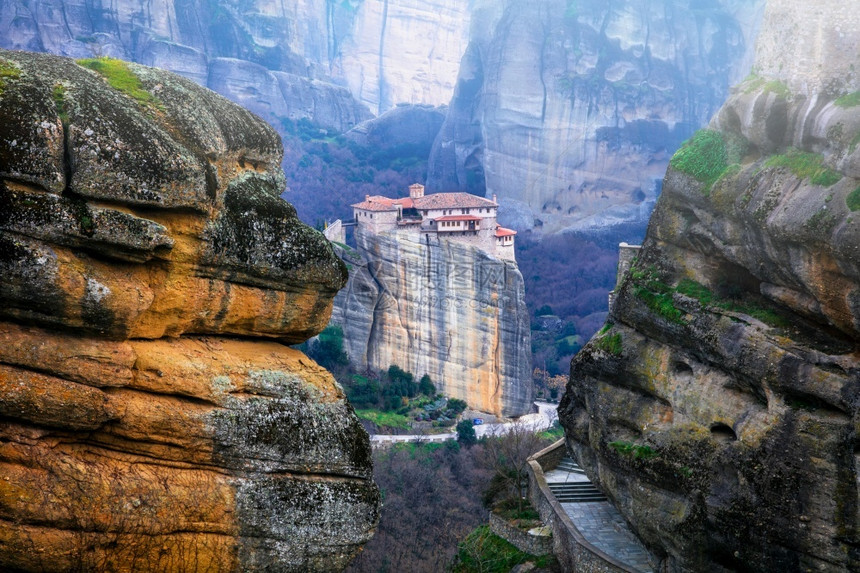 悬崖峭壁上的建筑房屋图片