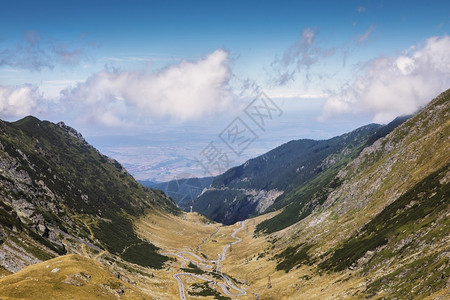 特斯法加拉斯谷罗马尼亚Transfagaras山路蛇纹的绝佳景象罗马尼亚Fagaras山是世界大众旅游目的地最风顺道路之一位于罗马尼亚法加拉背景