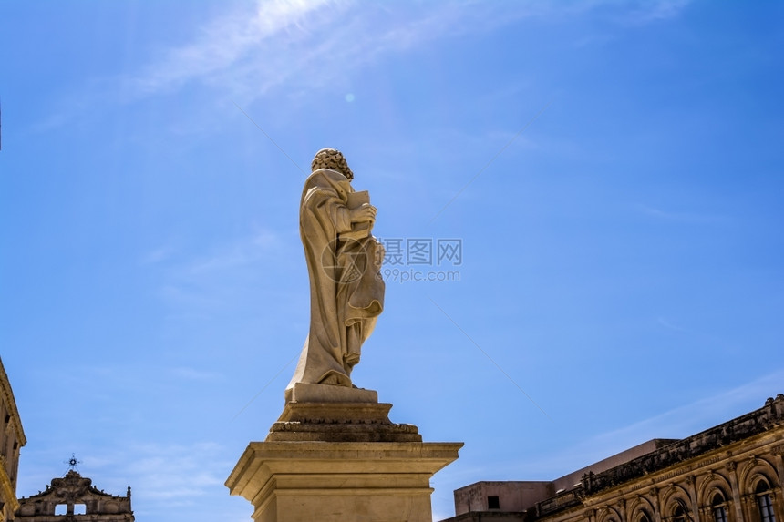 意大利西里锡拉库萨大教堂前的圣保罗神像正面天空图片