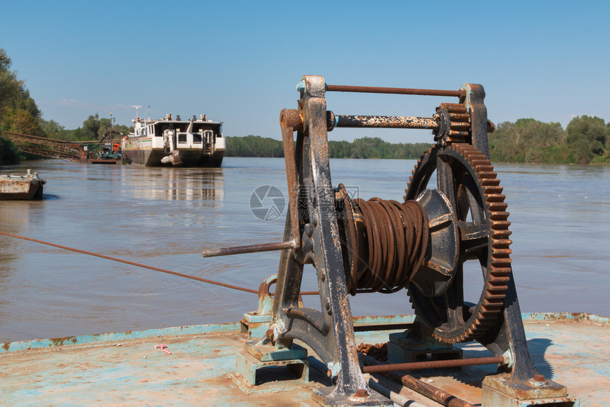 河流港口生锈和旧手动海军绞车河流港口生锈和旧手动海军绞车机械链载体图片