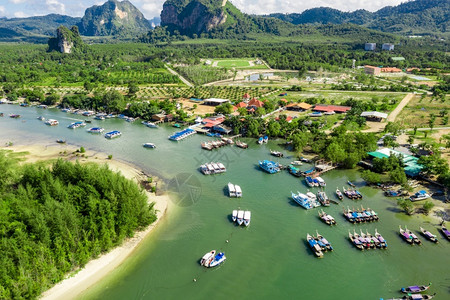 海滩泰国空中观光高赛季的快速码头和旅游者泰国攀旅行图片
