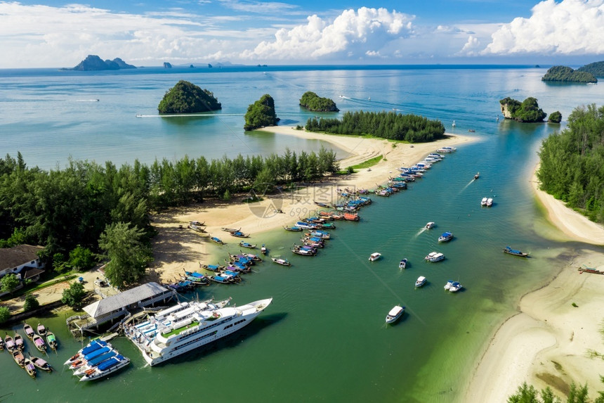 海滩船旅行泰国空中观光高赛季的快速码头和旅游者泰国图片