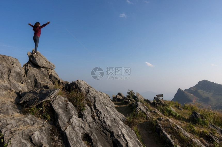 悬崖站在岩石顶端的女游客DoiPhaTang旅游点Sunset景点美丽清Rairsqopos隐藏天堂泰国DoiTang日落时冒险图片