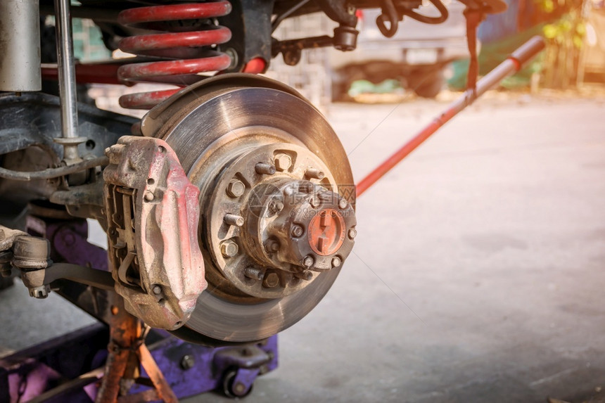 修理软垫更换汽车前轮被拆除以修复刹车系统汽工业和库概念辆的轮图片