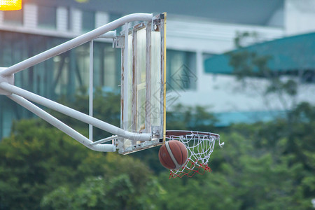 白色的街道公园篮球在框上投图片