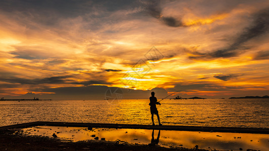 户外墙纸日落和浅金泰国岛上有渔夫双月光的浅色海前景运动图片