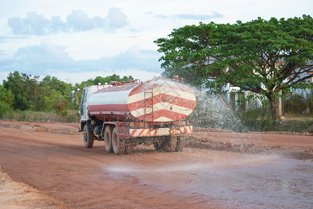运输喷射水卡车洒供新建道路筑工地使用喷涂图片