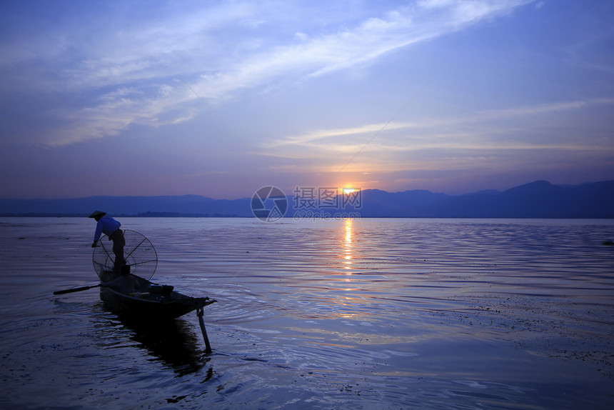 景观内尔湖一个渔民的轮廓户外省图片