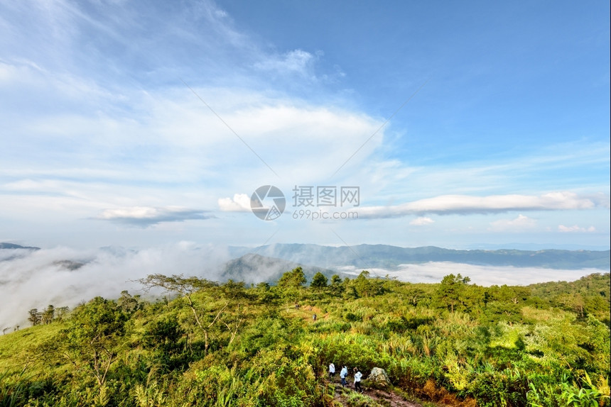 A泰国清莱省PhuChiFa森林公园冬季山云和雾的美丽风景中观光者在自然足迹上行走步于泰国清莱省PhuFa森林公园景观蒋图片