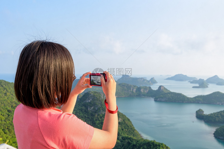 泰国素叻他尼穆高昂通海洋公园日出时山顶上的妇女拍照圈比我摄影图片