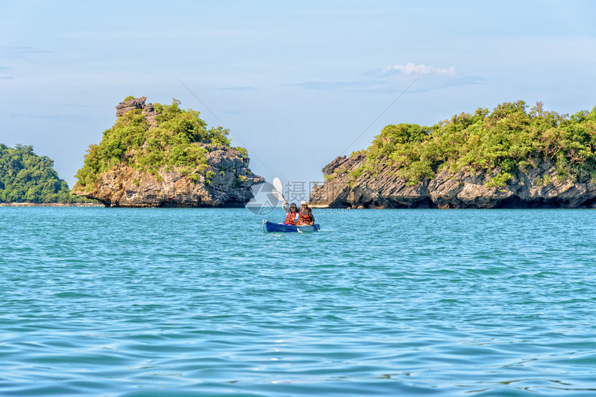女2名妇是母亲和儿乘船旅行在岛周围搭乘一条皮艇享受着夏季蓝色海的美丽自然景观泰国苏拉特萨尼MuKoAngThong公园MuNgT图片