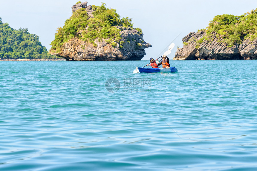 亩一种2名妇女是母亲和儿乘船旅行在岛周围搭乘一条皮艇享受着夏季蓝色海的美丽自然景观泰国苏拉特萨尼MuKoAngThong公园Mu图片