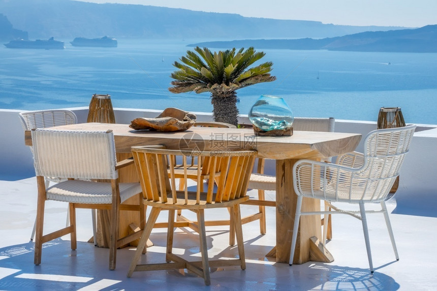 咖啡店船舶桌子希腊圣托里尼蒂拉岛木环桌和坐在太阳台两艘游轮停靠在Wooden港桌的两艘游轮上以及阳光与海洋和游船双层观测台座椅图片