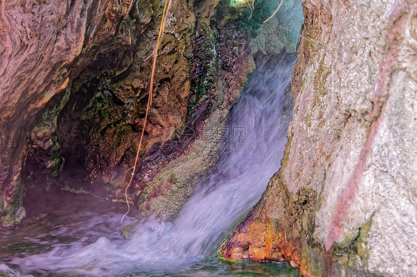 石灰华热液主要的Main温泉附近的小瀑布有铁铜锰和硫化合物以及锡石的彩色沉淀剂图片