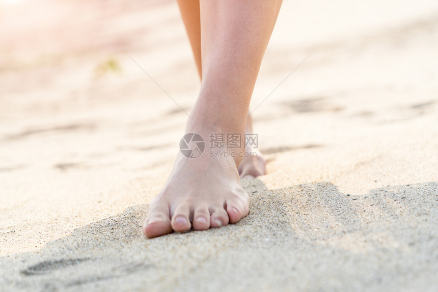 赤脚走在白沙上图片
