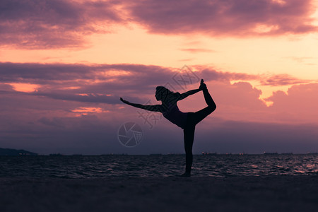 傍晚海边做瑜伽的女儿图片