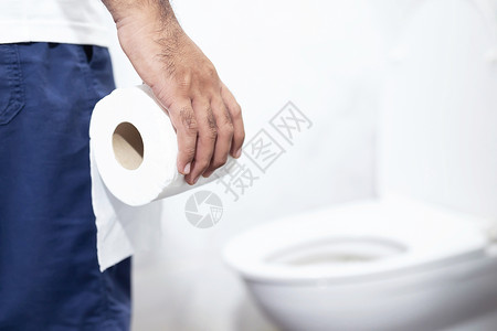 洗手间肚子痛的男人图片