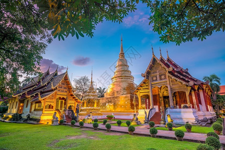 地标日落泰国清迈市中心的WathraSingh寺庙北方图片