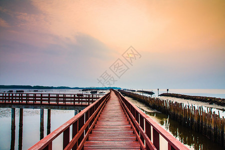 清晨在海边和滩阳光下旅行的红桥大自然中的美丽著名工程泰国图片