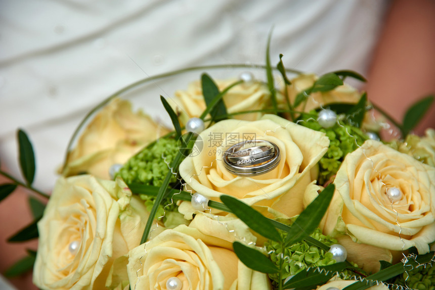 白玫瑰花束中的戒指图片