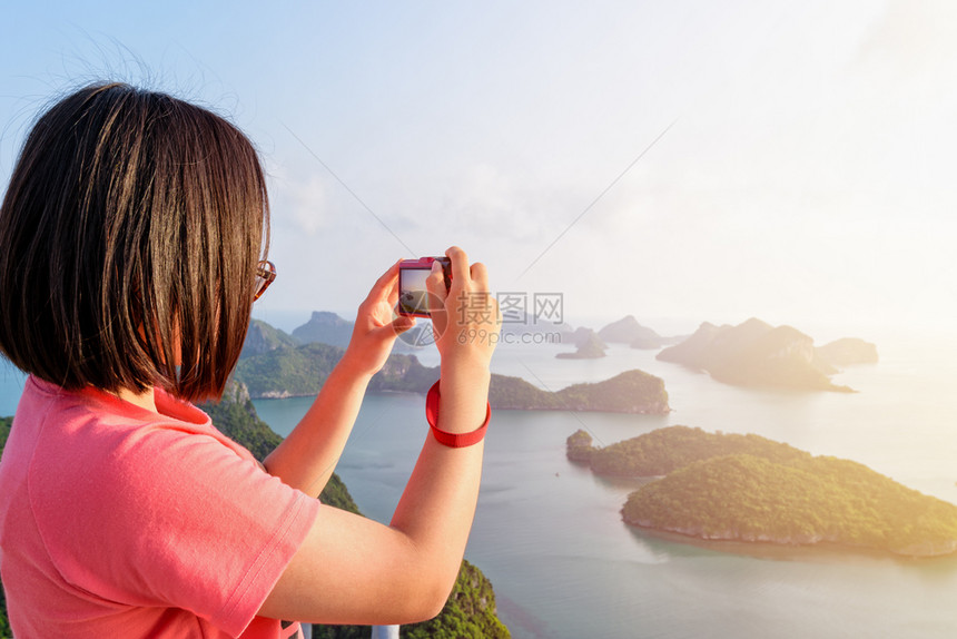 服用夏天泰国素叻他尼穆高昂通海洋公园日出时山顶上的妇女拍照风景图片