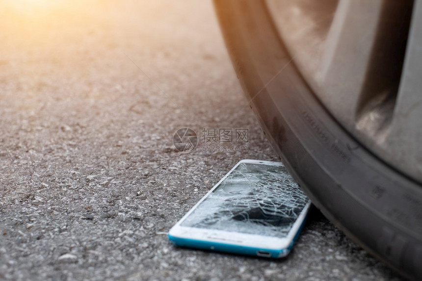 智能电话屏幕在前面和后背景模糊从车胎前和移动到路边的平面上断裂在下驾驶痕图片