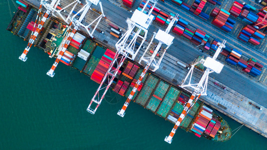 巴拿马迪拜用于商业货运进出口的集装箱船运载航视船抵达商业港口上海图片