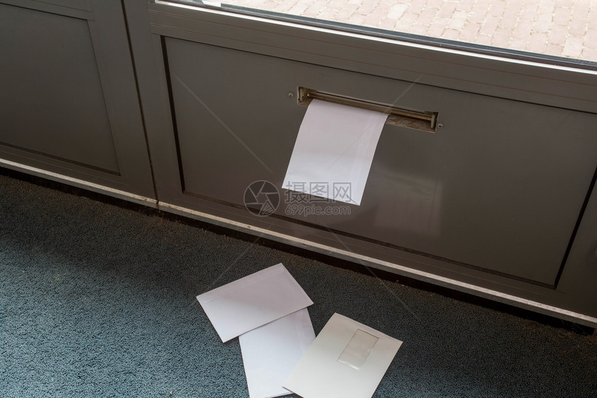 在空荡的建筑物中躺在地板上和门邮箱中的帖子一种信封特别的图片
