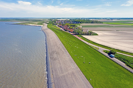 宗教的基督天线来自荷兰弗里斯瓦登海维鲁姆附近的堤坝空中飞机图片