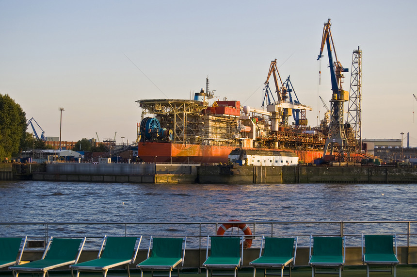 Elbe河一侧的甲板椅另一侧的码头商业易北河船图片