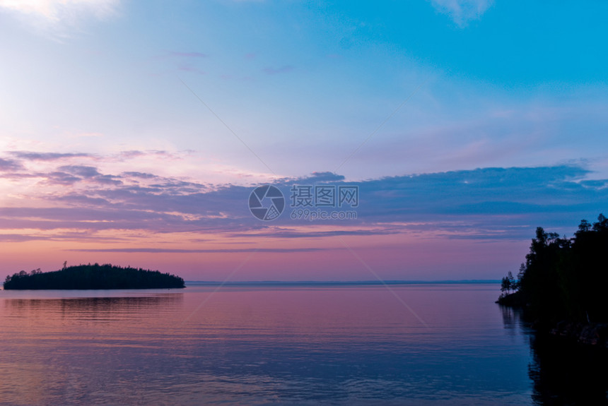 湖上日落后海湾沿岸岛屿的全景海滩洋国民图片