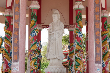 女神东方的寺庙广洋华馆雕像被装饰成龙形图案背景图片