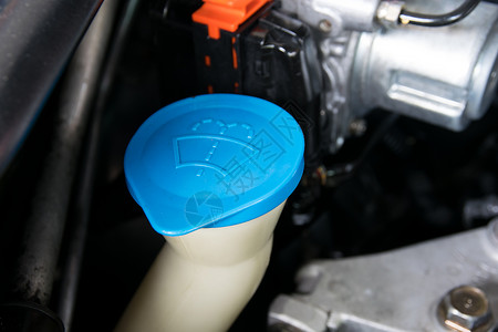擦拭瓶子汽车发动机的液体盖冷却器图片