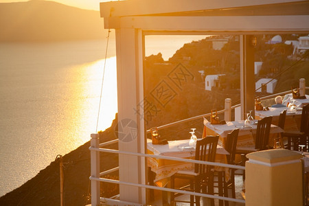 盘子酒吧浪漫的日落时海边餐厅桌图片