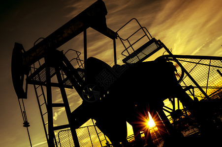 色调机器云油田上的泵千斤顶日落天空背景提取石油概念调子泵千斤顶图片