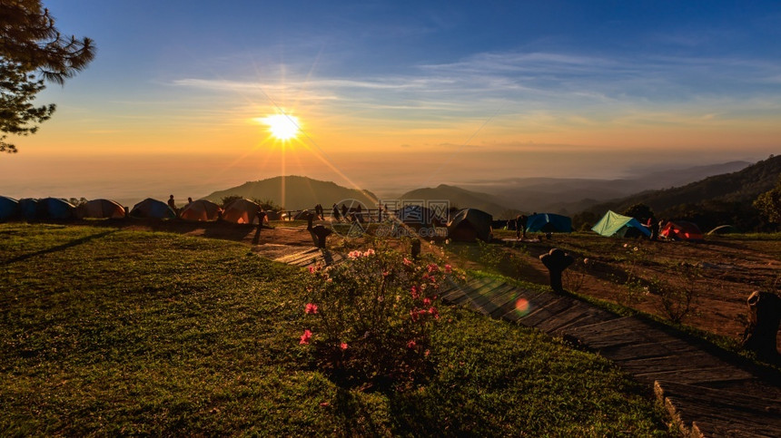 绿色清迈泰国冬季帐篷露营之地清迈ChiangMai的清迈山景令人惊叹的观点蒋地面图片