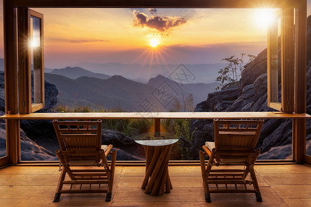 景观酒吧浪漫的咖啡馆风景美丽的在日出咖啡厅的露天和山观中用木桌和椅子对着户外山区风景的露台背景图片
