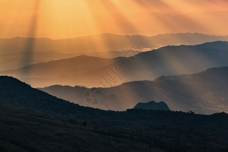 夕阳下层峦叠嶂的山峰背景图片