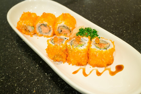 晚餐黄瓜烟熏鲑鱼寿司卷盘子股票照片食物图片