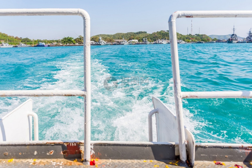 蓝色的新鲜乘日光阳轮船在绿海上航行旅游者通过乘船在绿海上航行来放松旅游者的海上度假旅行时白天阳光照耀海景图片