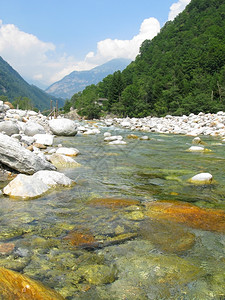 云瑞士韦尔扎斯卡河谷山区流鼓舞人心的水晶高清图片