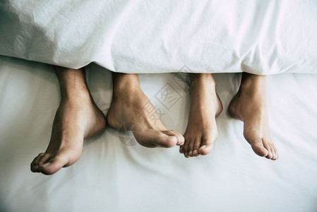 家庭在室内卧的毯子下赤脚恋人享受和幸福情人节日活动主题假日早晨健康背景图片