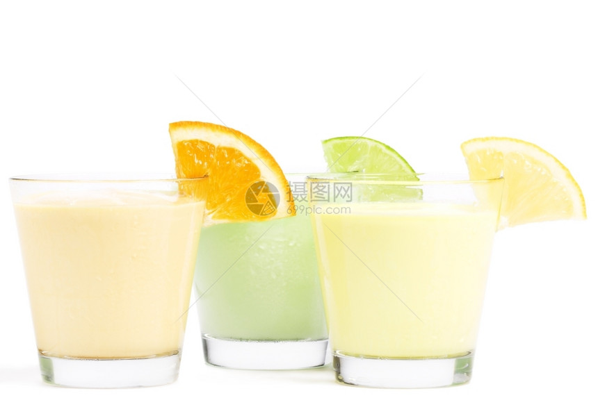 白色的黄冰沙三杯冷柑橘水果奶昔三杯白底的冰柠檬果奶昔图片