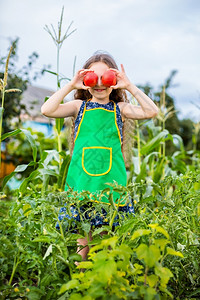 农场里的孩子和蔬菜选择焦点农场里孩子和蔬菜绿色园丁水果图片