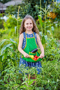 愉快乐的重点农场里孩子和蔬菜选择焦点农场里孩子和蔬菜图片