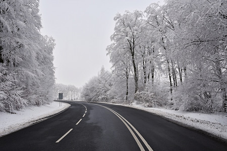 森林白色的旅行空旷道路与雪覆盖风景美丽冬季运输和汽车的节背景图片