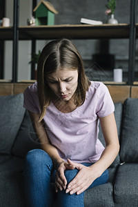 白种人疾病患有膝痛的年轻妇女图片